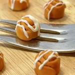 1/12ミニチュアシナモンロール １個 ミニチュアパン ミニチュアスイーツ フェイクスイーツ フェイクパン 食品サンプル ドールハウス デコパーツ ミニチュアフード 樹脂粘土 シルバニア 