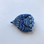 "aoi" 草木染め糸をまとう刺繍鳥ブローチ　鳥モチーフ　青い鳥　japanblue color