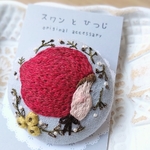 赤頭巾ちゃんご用心　刺繍ブローチ・お花カラシ色
