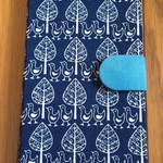 107)【送料込】iPhone手帳型ケース(ネイビー鳥･水色)