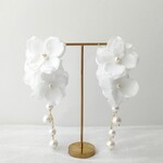 華やかにゆれる 紫陽花    ホワイト　大ぶりパールフラワー　イヤリング ピアス　　　　　　