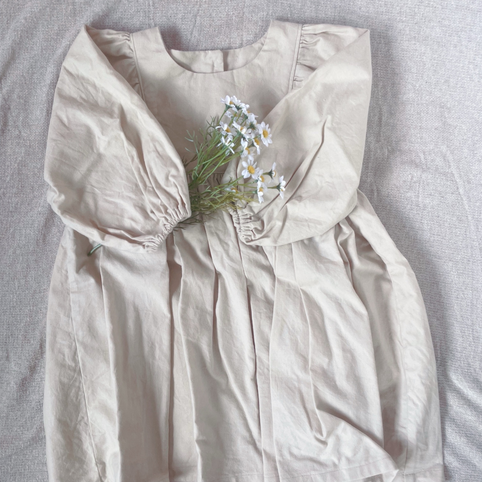 90cmキッズ服ベージュワンピース　誕生日　お祝い服　お出かけ　プレゼント　入園式　イベント服