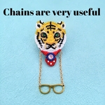 眼鏡はやっぱりチェーンよね(赤とら)