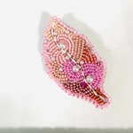 可愛いピンク系リーフモチーフの刺繍ブローチ兼バッグチャーム