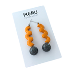 orange くねくね ピアス/イヤリング