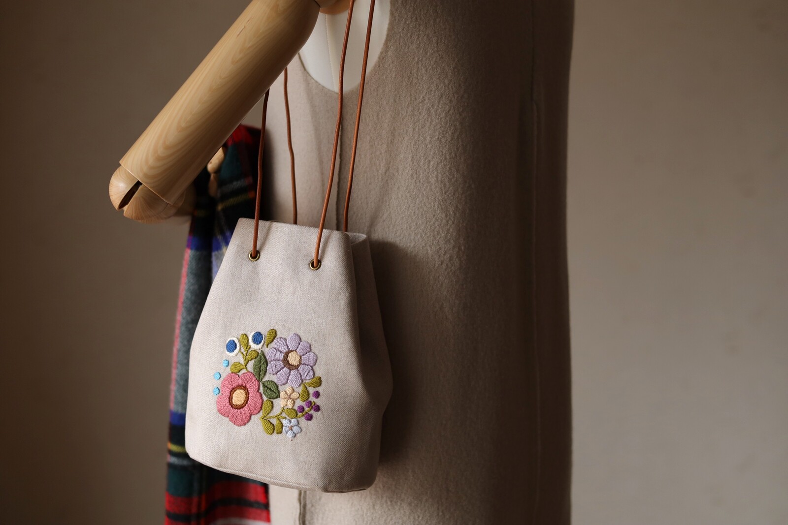 花刺繍　巾着バッグ　ナチュラルツイルリネン