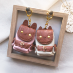 ペアうさぎ＆ねこリュックキーホルダー（ピンク＆オフホワイト）