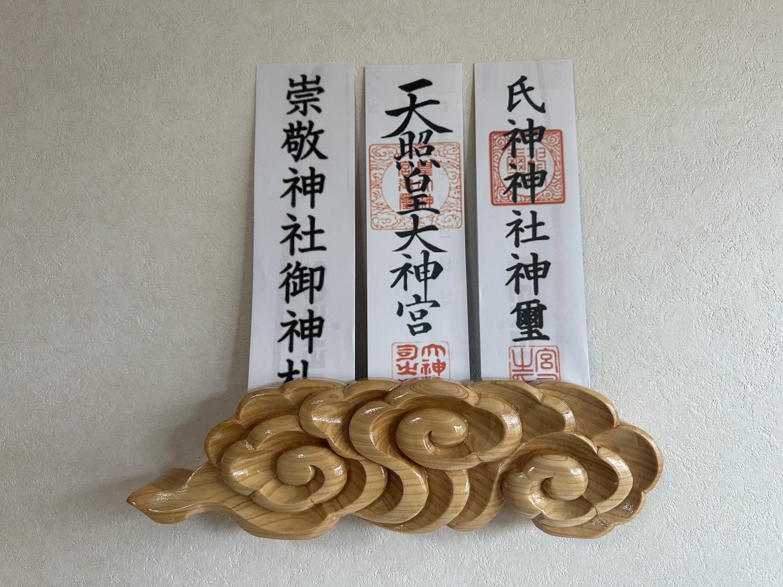 雲柄札立 御札たて 神棚 幅32cm 掛け型 取り付け簡単 お札立て お札ホルダー 神棚ホルダー 神札ホルダー 押しピン 簡易神棚 破魔矢置き 洋室合う モダン おしゃれ ヒノキ製 手彫り