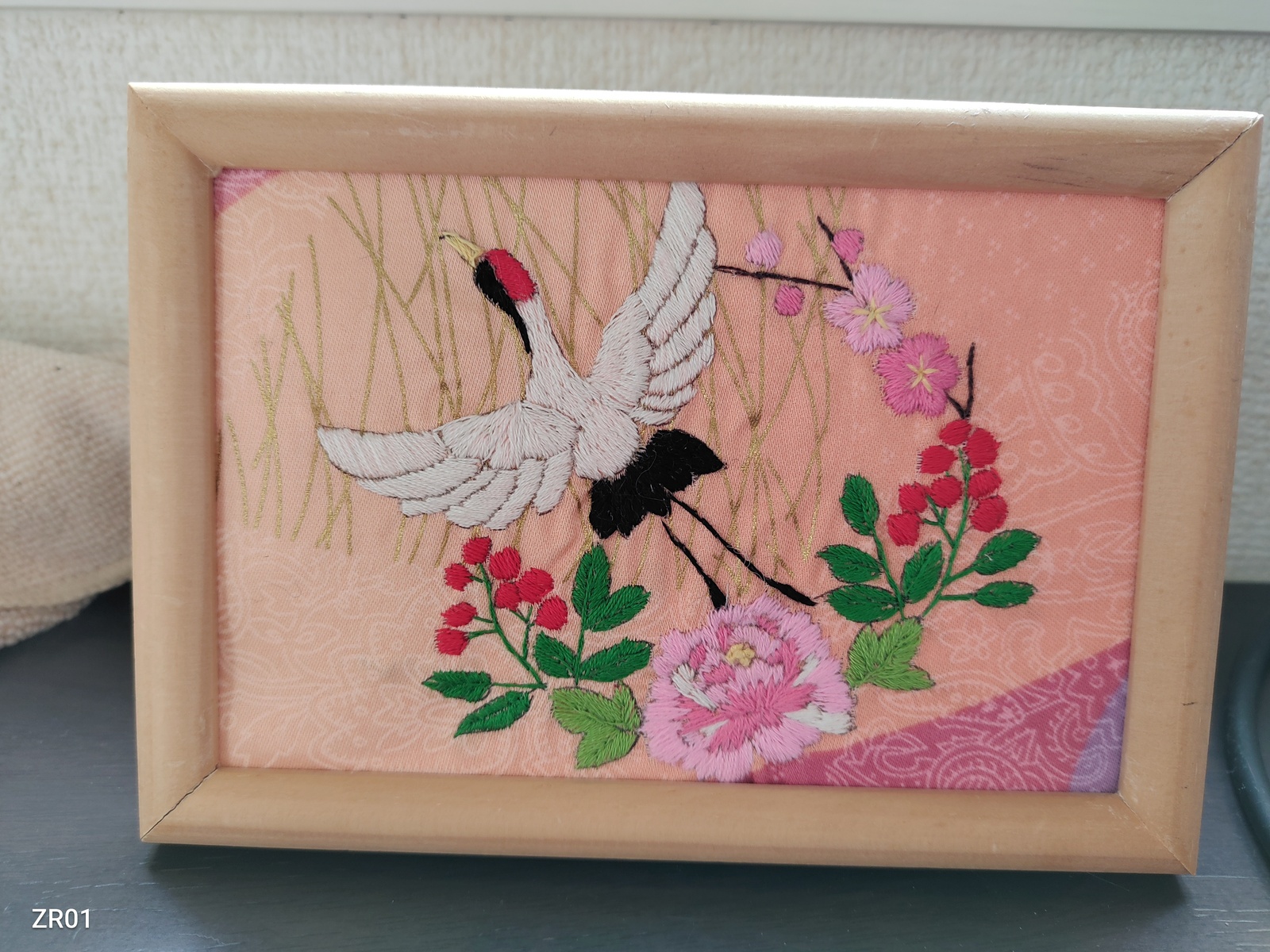 鶴の親子刺繍(額入り) - KAZUIMA'S GALLERY | minne 国内最大級