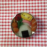お弁当のブローチ
