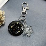 星空と氷の煌めき キーホルダー 黒