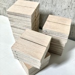 カードスタンド/正方形/角度5/20個入り-材No.3　大きめ台座/アクセサリースタンド/ピアス台紙スタンド