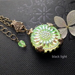 デイジー チェコ ウランガラスボタン 18ｍｍ ペンダントネックレス (AB)