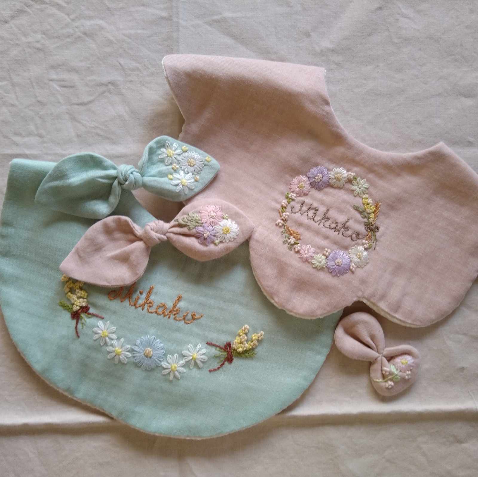 オーダー承ります】お花のリース 手刺繍スタイ 各種型あり