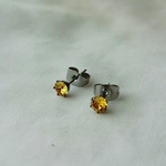 シトリンイエローのプチピアス