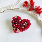 ビジューハート　赤　刺繍ブローチ　