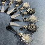 芳月下美人 black white🖤‎🤍 揺れる ピアス イヤリング