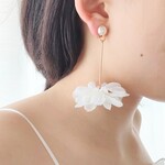  可憐でかわいい　マーガレット 　大ぶりシフォンパールフラワー　 痛くないイヤリング　 ピアス　　ウェディングアクセサリー　ブライダルアクセサリー　花嫁　大ぶりフラワー　大ぶりパール