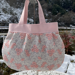 10%引き 15000円→13500円　　新柄ミモザバッグ　タック入り　豪華刺繍生地　ドミット芯入り　イングリッシュガーデン生地　刺繍生地　ピンク　ピンク色　ギフト　プレゼント