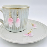 春を先取り🌸 ふわりと揺れる桜の花びらピアス