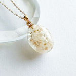 オフホワイトのお花とレジンのリバーシブルネックレス (ゴールド/シルバー) 金属アレルギー対応 ホワイトのドライフラワーネックレス 白のお花ネックレス