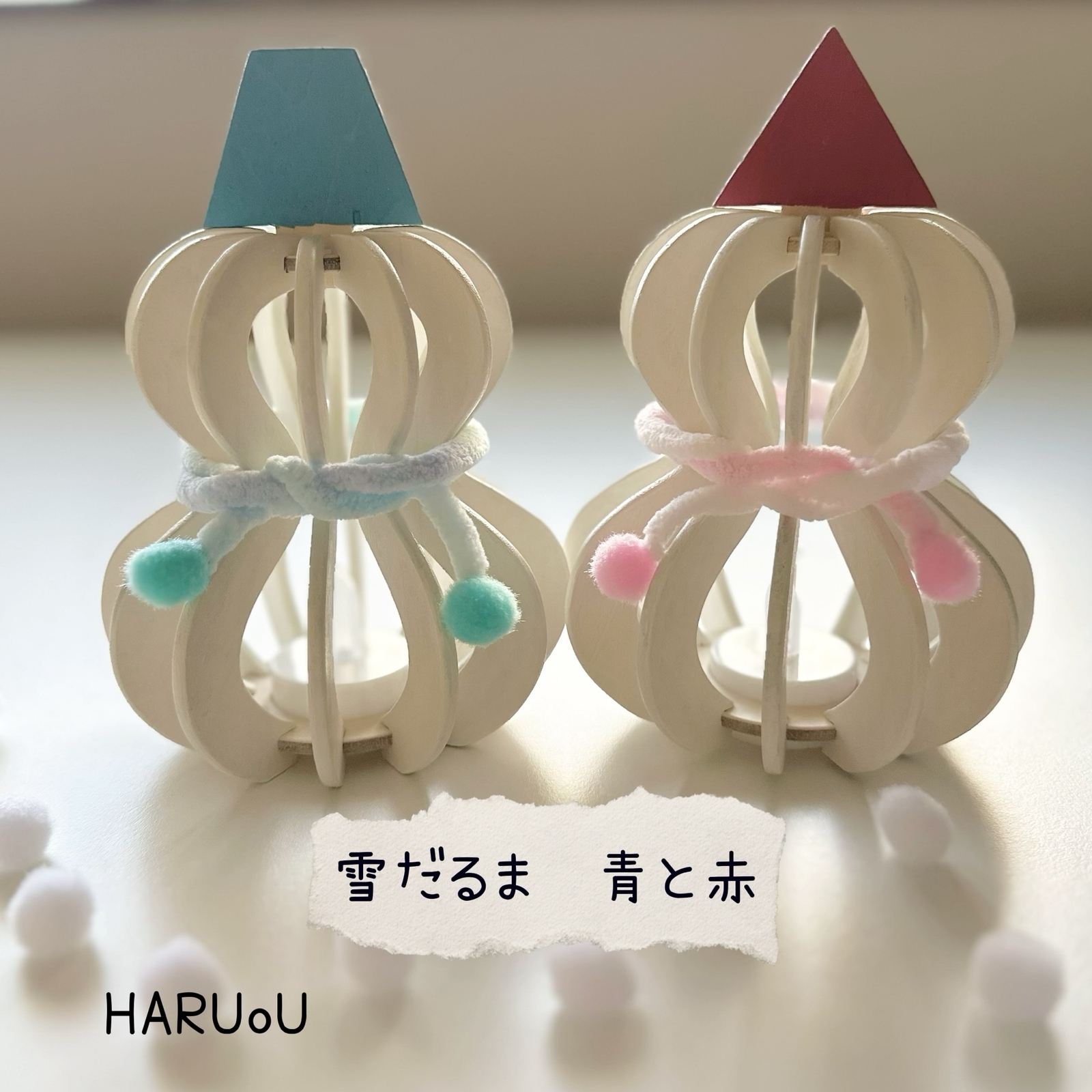 雪だるまランプ　赤の三角帽子の雪だるまと青の四角帽子の雪だるま　木製ランプ　木製雪だるまランプ