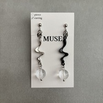 【アシメ　ピアス/イヤリング】個性的　うねうねチャーム　アシメカラー　インパクト　シンプル　モノトーン　ひと癖　揺れる　クリア　金具交換　サージカルステンレス　チタン　送料込み