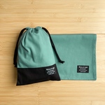 ジェンダーレスでお洒落◍ 40×60/無地　ランチョンマット&巾着袋セット【エメラルドグリーン切替黒×黒】　中学生/高学年