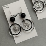 【モード　ピアス/イヤリング】silver×black ダブルフープ　太陽チャーム　モード　金具交換　サージカルステンレス　チタン　送料込み