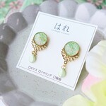 アイスグリーンのしずくビーズ揺れる和紙の小ぶりピアス/イヤリング  和装/友禅紙/和紙/成人式/振袖/入学式/袴/着物/シャーベットカラー/パステル