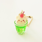 ねこちゃんアイスのせ♪クリームソーダのキーホルダー