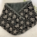 ☆ハンドメイド◆ネックウォーマー綿黒ベージュ花の実刺繍グレーファ