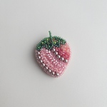 ピンクいちごのビーズ刺繍ブローチ