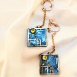 テーブルをのぞく猫のイヤリング★ピアス(金属アレルギー対応)