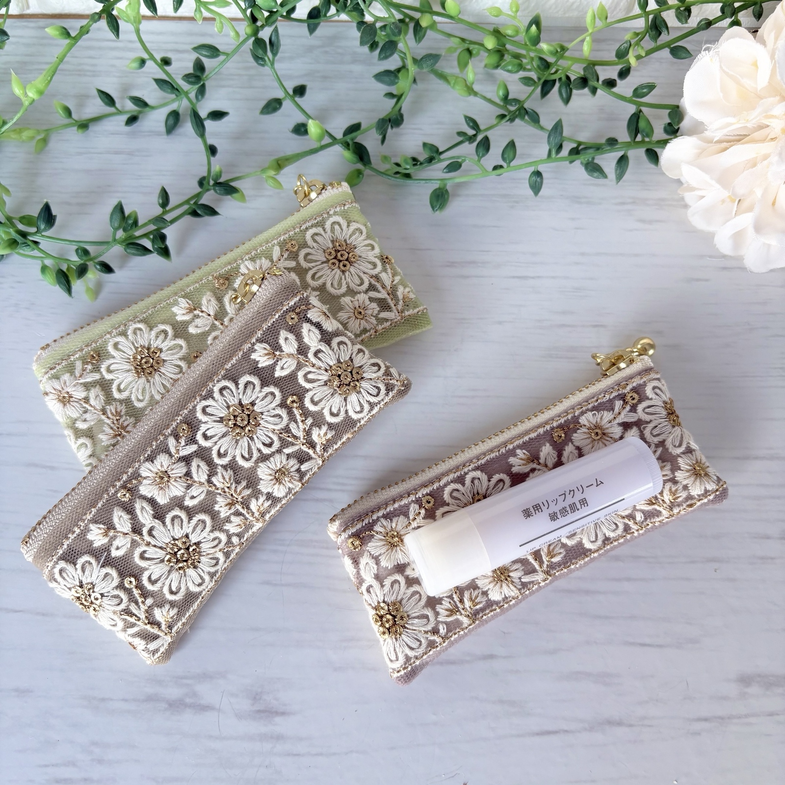 インド刺繍リボン　フラットポーチ　専用ページ 薄くて軽い！インド刺繍リボンの仕切りつきお財布ポーチ（数量