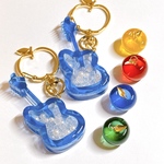【訳あり品】シャカシャカキーホルダー　シェイカー　ギター　エレキギター　ブルー　レジン　青リンゴ　青りんご　りんご　リンゴ　グリーンアップル　りんごモチーフ　音楽　ミュージック　楽器　ビーズ　パール