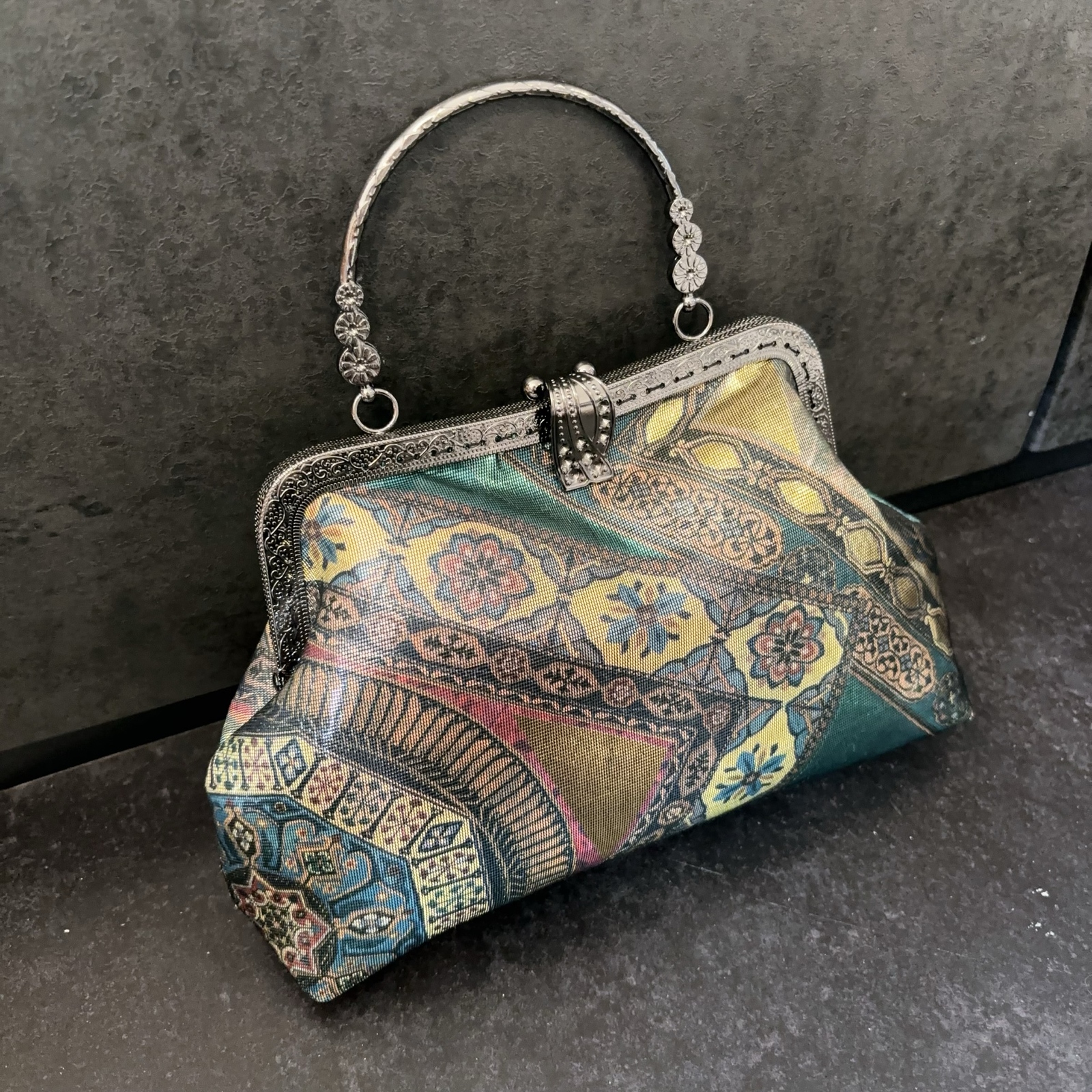 1点物！！大迫力！粋でめでたい松柄！！絹の煌めき刺繍帯バッグ　パーティーバッグ 1点物！！大迫力！粋でめでたい松柄！！絹の煌めき刺繍帯バッグ