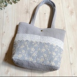 ブルーのローズ刺繍ポケットのヌビバッグ　