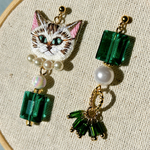 猫好きのための特別な刺繍猫♡ピアスorイヤリング