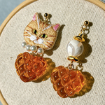 猫好きのための特別な刺繍猫♡ピアスorイヤリング