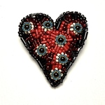 ハート ビーズ刺繍ブローチ