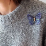 刺繍　グラデーションブルー　蝶々　バタフライ　ブローチ おすすめ　おしゃれ