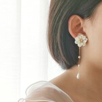  大人の女性に似合う　楚々パールホワイトフラワー 痛くないイヤリング ピアス　　ウェディングアクセサリー　ブライダルアクセサリー　花嫁　痛くない　落ちない　アレルギー対応　揺れる　人気