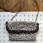 ヒョウ柄レザー　手縫いフリル　ミニポシェット