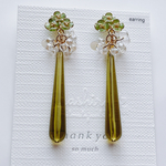 グリーンの花とロングドロップ　ピアス・イヤリング