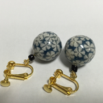 レトロな花玉イヤリング 藍色＋白小花B