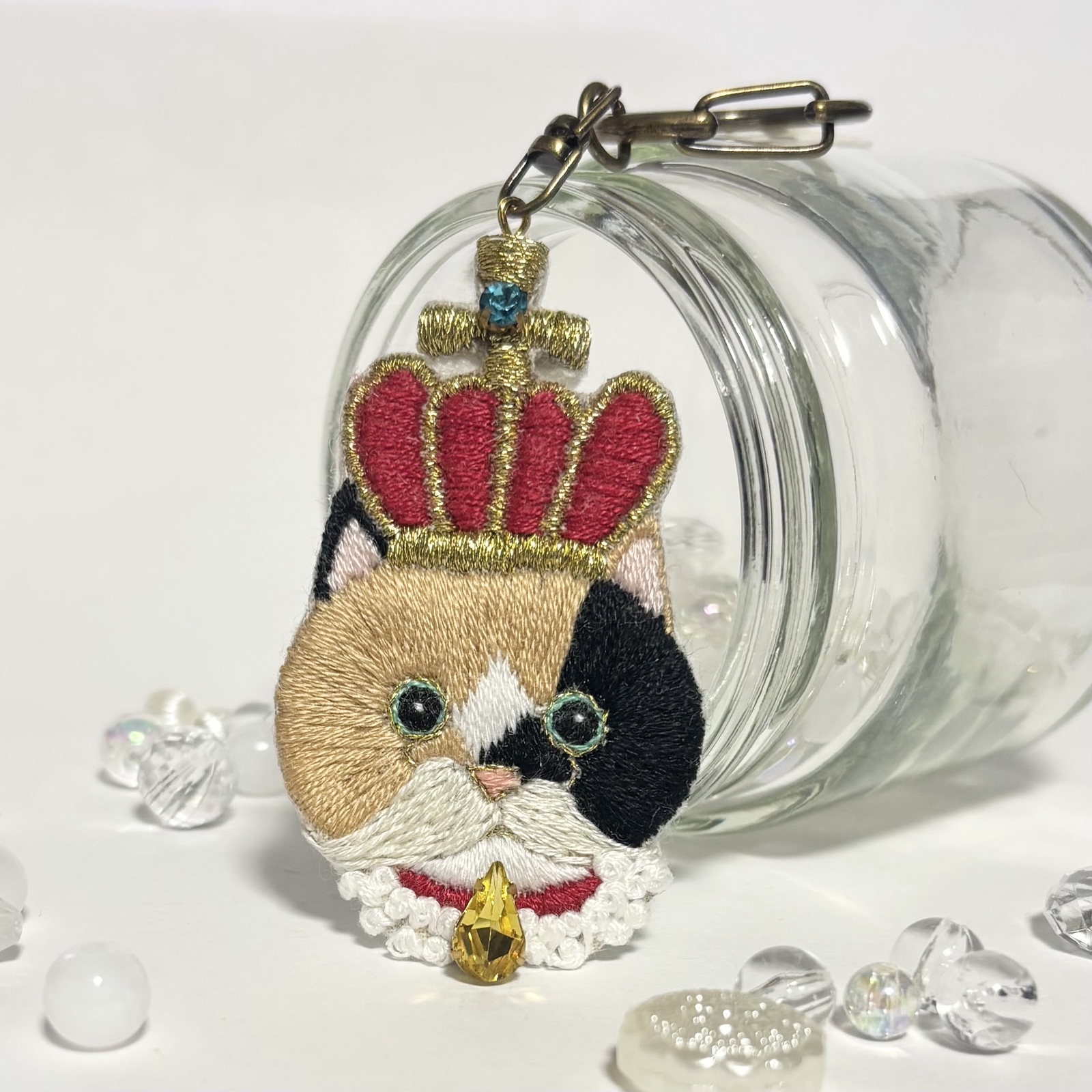 おすわりポーズの三毛猫刺繍ピンブローチ 小サイズ ハンドメイド