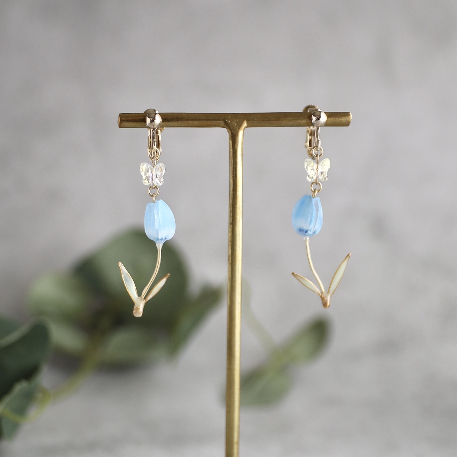 春色ふわりチューリップと蝶々のピアス/イヤリング（ブルーのお花