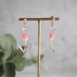 春色ふわりチューリップと蝶々のピアス/イヤリング（赤いお花）
