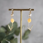 春色ふわりチューリップと蝶々のピアス/イヤリング（オレンジのお花）